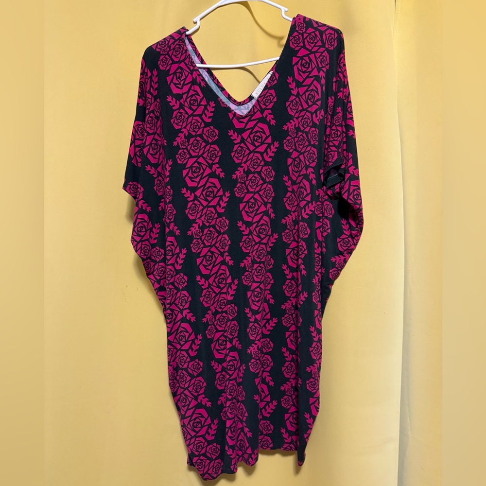 Kulua Women’s Black and Magenta Pink Lokelani V-Neck Dress